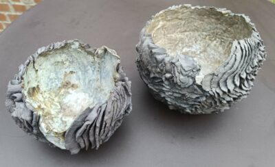 Calebasses, H19 diam 22 cm (terre) et H14 diam 20 cm (vert)