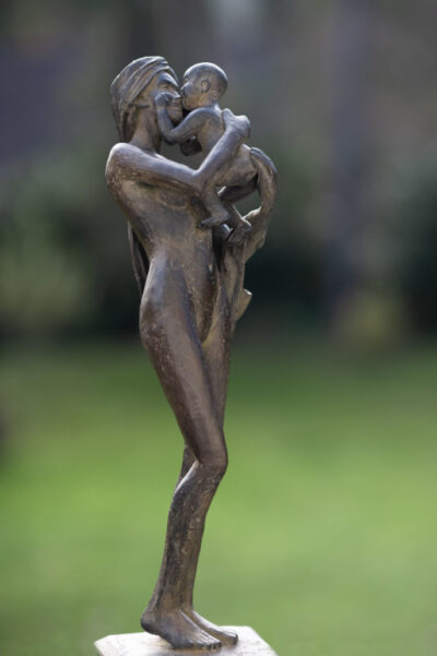 Grande Femme à l'enfant, Bronze, 59x23x16 cm