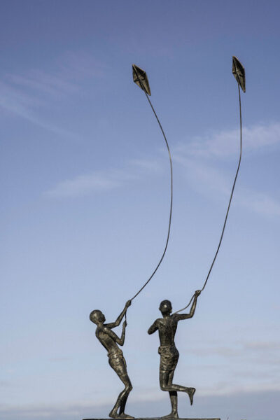 Groupe de 2 voiles d'Enfance-VII et VIII, 114x40x42 cm (personnages H30 cm)