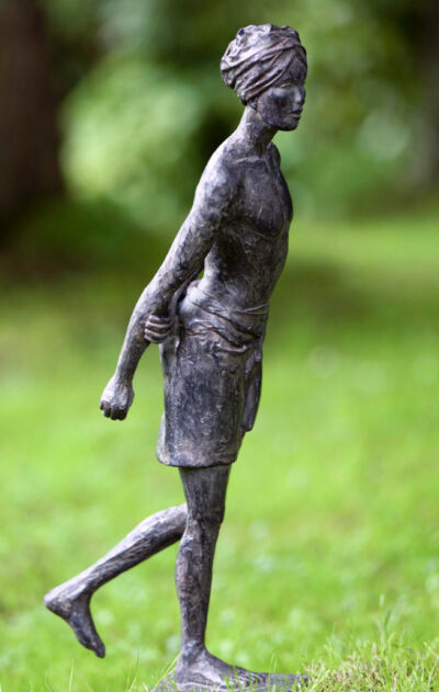 Pieds nus sur la terre sacrée, bronze, 61x28x13 cm