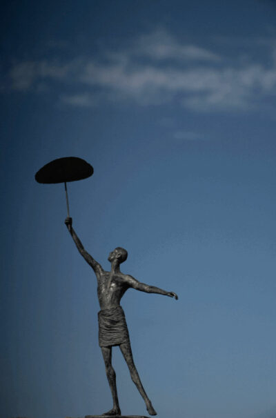 "Danser sous la pluie" Bronze H 92x55x22 cm