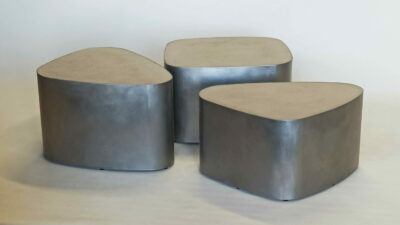 Galets, inox et béton, pour l'extérieur. H33x100x100 cm Stéphane DUCATTEAU