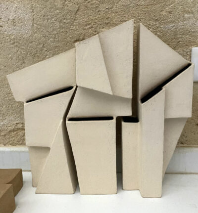 Bas relief trio IV, Modelage à la plaque Grès ton pierre chamotté . GTP Emaillage : intérieur émail noir brillant extérieur terre brute, 37 x 38 x 9 cm