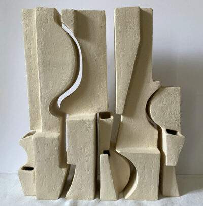 Bas relief TRIO III, Modelage à la plaque Grès ton pierre chamotté . GTP Emaillage : intérieur émail transparent brillant extérieur terre brute, 37 x 38 x 9 cm