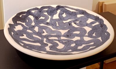 Les céramiques Fleurs du vent sont toutes peintes à la main par l’artiste. Les formes sont fabriquées par Anicet Delattre diam 40 cm