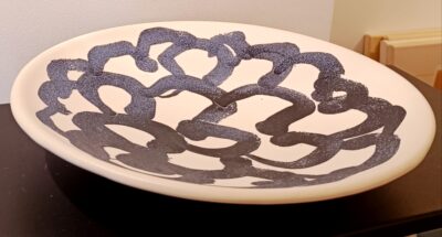 Les céramiques Fleurs du vent sont toutes peintes à la main par l’artiste. Les formes sont fabriquées par Anicet Delattre diam 40 cm