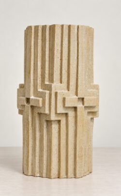 Stauros, 40x19x19cm, céramique émaillée Victor MARQUÉ